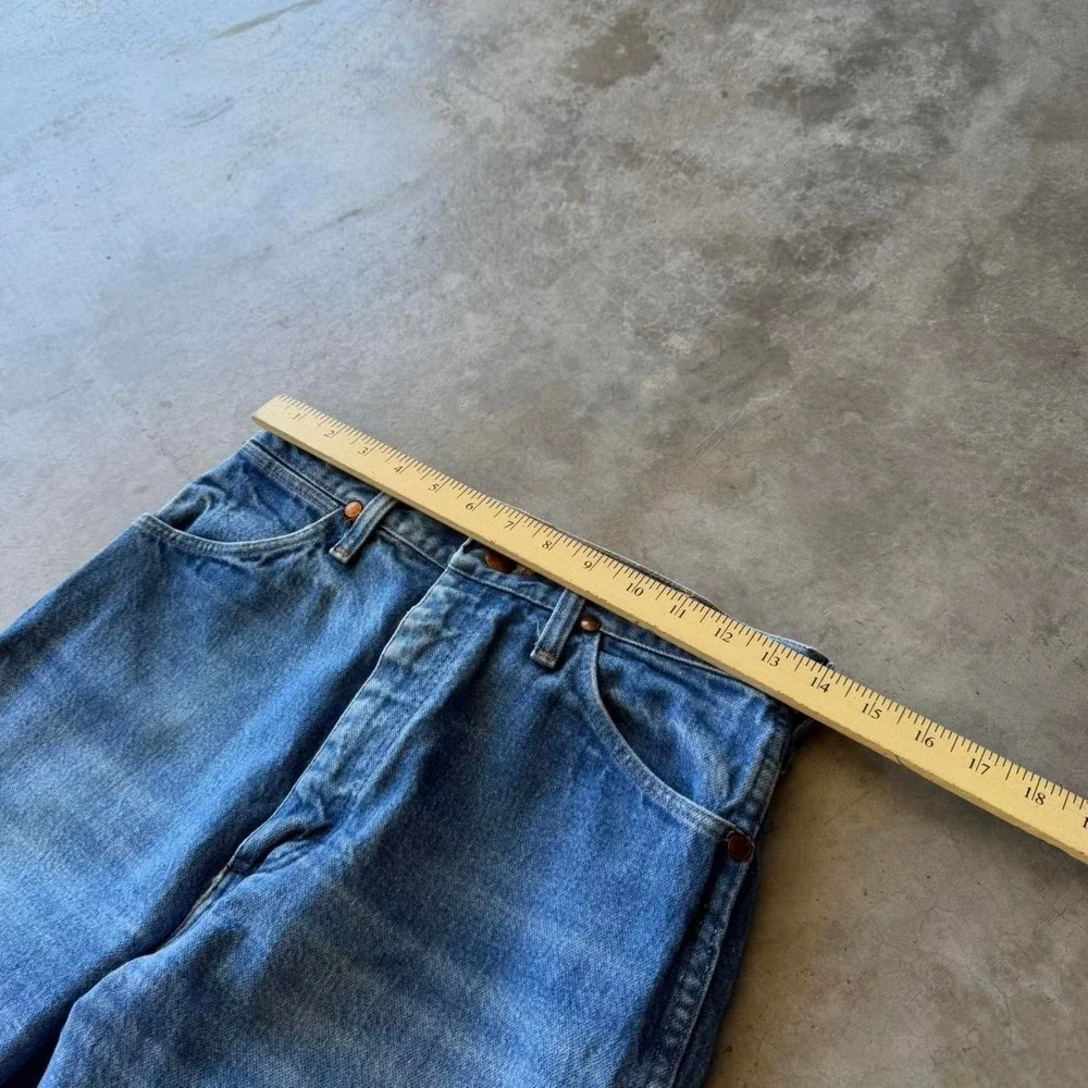 Vintage 90's Wrangler made in USA cowboy cut faded denim straight jeans 28x32
